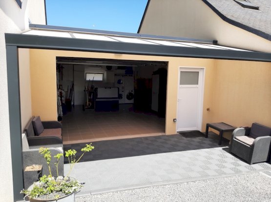 Garage accolé en béton enduit